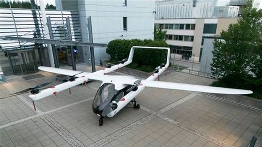 Das ist Romeo. Dieses senkrecht startende E-Flugzeug mit Hybridantrieb wurde von ERC System aus Ottobrunn entwickelt und jüngst in Erding vorgestellt. Noch ist es eine Drohne, doch Romeo soll das schaffen, was Volocopter und Lilium versagt geblieben ist ...(Bild:  ERC System)