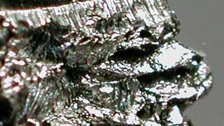 Iridium ist ein wichtiges und seltenes Metall, das für die Wasserstoffgewinnung gebraucht wird. Heraeus aus Hanau will nun mithilfe eines kanadischen Unternehmens, das versteht, dieses Metall zurückzugewinnen, die Versorgung sichern. Deshalb hat man die Kanadier kurzerhand gekauft. (Bild: Mosselbrain)