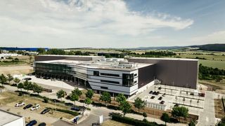 Das ist der neue Logistik-Hub von Weidmüller. Er steht bei Eisenach und wurde Anfang Mai feierlich eröffnet. Besonderen Wert habe man auf automatisierte Distributionsprozesse gelegt. Aber auch die Nachhaltigkeit wurde berücksichtig. Weidmüllers Weg in die Zukunft sei sicher. (Bild: IO)