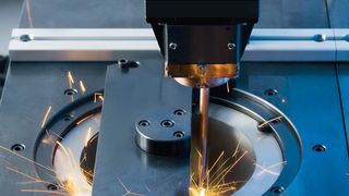 Laserschweißen eines Synchronrads auf ein Zahnrad. Halbierte Betriebskosten durch den neuen Faserlaser in der ELC 160. (Bilder: Emag)