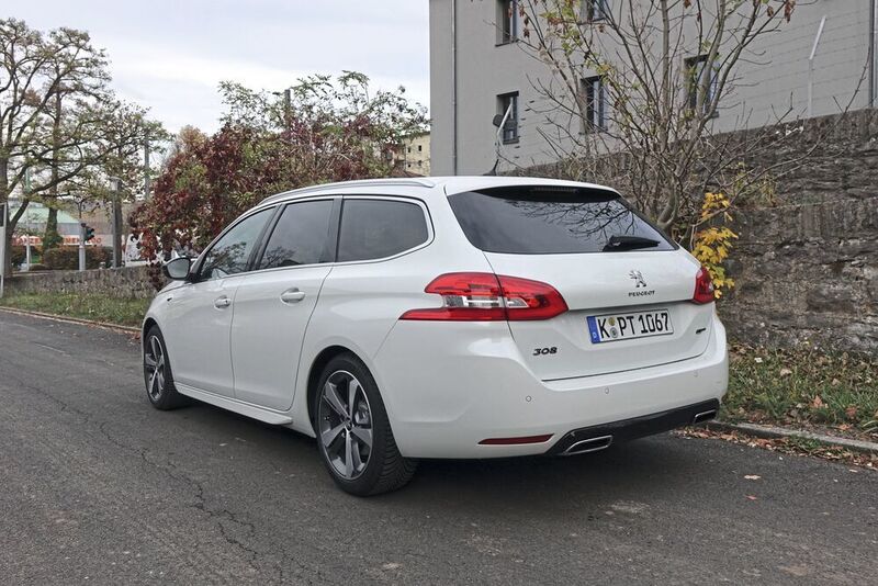 Die Platzverhältnisse vorne sind bei einer Größe von 1,80 Metern ausreichend. Auf den Fondplätzen geht es etwas enger zu: Bein- und Kopffreiheit sind etwas eingeschränkt und zu dritt auf der Rückbank leidet auch die Schulterfreiheit beträchtlich.   (Sven Prawitz/»Autmobil Industrie«)