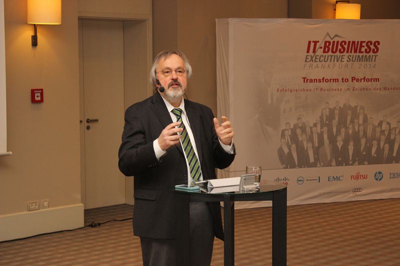 Die Abschluss-Keynote des ersten Tages hielt Franz Reinhard-Habbel, Sprecher des Deutschen Städte- und Gemeindebundes und rundete damit den Themenblock „Transform to Perform“ ab. (Bild: IT-BUSINESS)