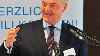 Christoph Konrad, Leiter des ZDK-Hauptstadtbüros, führte durch die siebte Auflage des Berliner Automobildialogs. (Zitz)