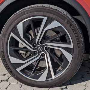 Die von uns gefahrene Version „1.5 VC-T E-Power“ kam in der Ausstattungsvariante „Tekna“ daher. Sie beinhaltet zahlreiche Features wie LED-Scheinwerfer, ein Panorama-Schiebedach, ein Navigationssystem, ein Head-up-Display sowie zahlreiche Fahrerassistenzsysteme wie eine adaptive Geschwindigkeitsregelanlage, ein Notbremssystem und einen Totwinkel- und Spurhalteassistent. Und so standen auch stattliche 50.920 Euro als UVP in der Spalte „Gesamtpreis Ihres Testwagens“. Die riesigen 20-Zoll-Räder, die 500 Euro Aufpreis kosten, kann man sich im Hinblick auf Reifenkosten, Felgenschäden und Fahrkomfort getrost sparen.(Bild:  Dominsky – VCG)