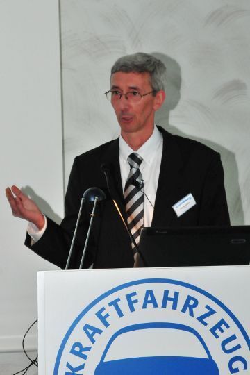 ZDK-Referent Werner Steber berichtete über das Qualifizierungskonzept, das der ZDK mit den Berufsgenossenschaften für die Arbeit an Hochvoltsystemen in Fahrzeugen erarbeitet hat. (Archiv: Vogel Business Media)