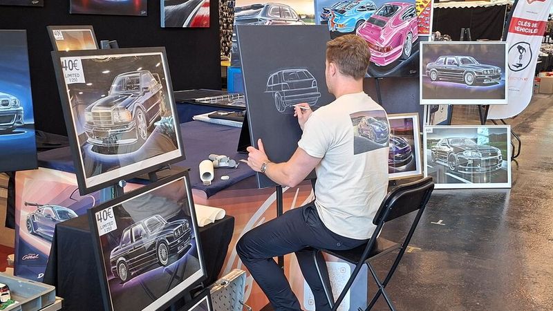 Gute Idee für den nächsten Geburtstag oder Weihnachten: Für kleines Geld setzte dieser junge Mann Auto- bzw. Oldtimerträume als Zeichnung um. (Bild: Dominsky – VCG)