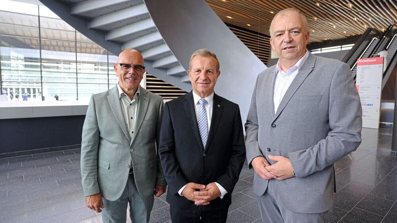 Der ZDK-Präsident Thomas Peckruhn (M.) und seine Vizepräsidenten Michael Schneider und Thorsten Krämer (l.) nach der Mitgliederversammlung des ZDK in Frankfurt am Main.(Bild:  VCG - Zietz)