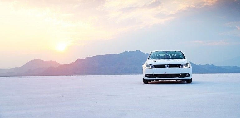 Im Rahmen der Speed Week der SCTA stellte Pilot Carlos Lago mit 298,363 km/h den neuen Weltrekord auf (Bild: Volkswagen)