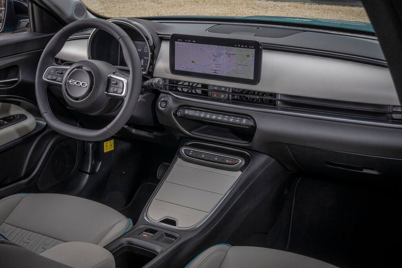 Zur Serienausstattung zählen bereits das Digital-Cockpit und 10,25-Zoll-Infotainment-System inklusive Smartphone-Integration, Klimaanlage, Sitzheizung, LED-Scheinwerfer und jede Menge Assistenzsysteme. (Bild: Autoren-Union Mobilität/Stellantis)