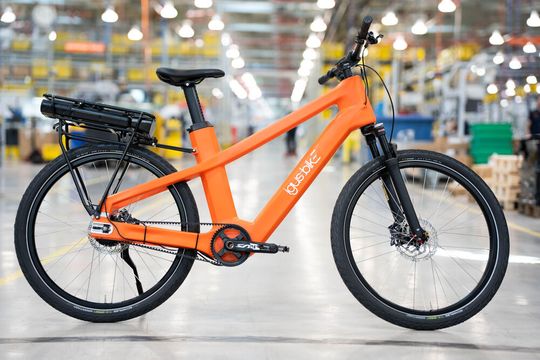 Das neue igus bike als E‑Bike-Variante: Zu 50 Prozent aus recycelten Fischernetzen gefertigt, steht es für eine nachhaltige und wartungsarme urbane Mobilität. (Bild:  igus)