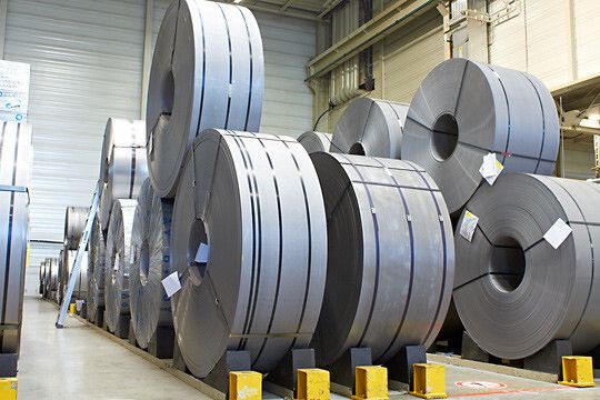 Für Nachschub ist gesorgt – mehrere Tausend Tonnen Stahl warten auf die Verarbeitung. (Foto: Schaeffler)