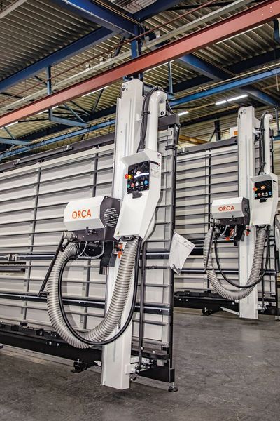 Die Harwi Orca ist eine Plattensägemaschine mit einem energieeffizienten, 4 kW starken IE3-Motor, der das Sägeblatt indirekt antreibt. Wichtig für die sichere Funktion der Maschine ist der richtige Anschluss des Sägemotors an die Steuereinheit. (Bild: Harwi/Lapp)