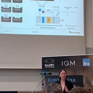Jeanette Miriam Lorenz, Head of Department am Fraunhofer Institut Cognitive Systems , erläutert wie Quantencomputer und Supercomputer zusammenarbeiten können, etwa in der medizinischen Bildgebung.(Bild:  Vogel IT-Medien GmbH/uo)