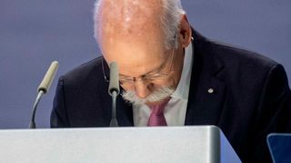 Der scheidende Daimler-Vorstandschef Dieter Zetsche verneigt sich nach seiner Rede bei der Daimler-Hauptversammlung. (picture alliance/Michael Kappeler/dpa)
