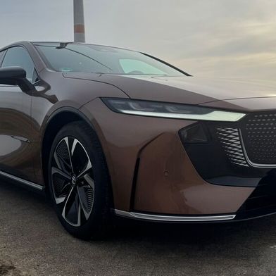 Der vollelektrische Mazda 6e beerbt seit seiner Markteinführung im September 2025 die Verbrenner-Limousine Mazda 6.  (Bild: Achter – VCG)