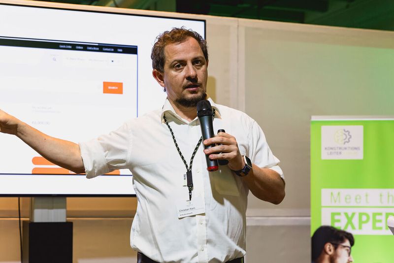 Bei All for One dreht sich alles um den Digital Thread, wie Christian Kern auf der Meet-the-Experts-Bühne erläutert. (Bild: Stefan Bausewein/VCG)