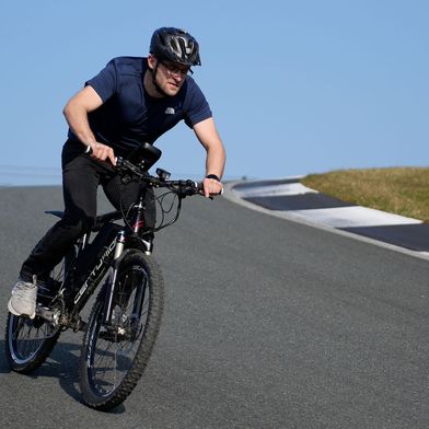 Während der Testfahrten auf der Rundstrecke Bilster Berg in Bad Driburg untersucht René Rasche das Fahr- und Rekuperationsverhalten des Elektrofahrrads unter Extrembedingungen.  (Bild: © BILSTER BERG)