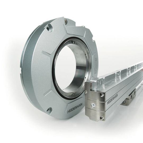 (Die Optiken der Längen- und Winkelmessgeräte sind optimiert worden und ermöglichen so ein vereinfachtes Sperrluftsystem. Dies senkt Systemkosten und verbessert den CO2-Footprint der Maschine. Bild: Heidenhain)