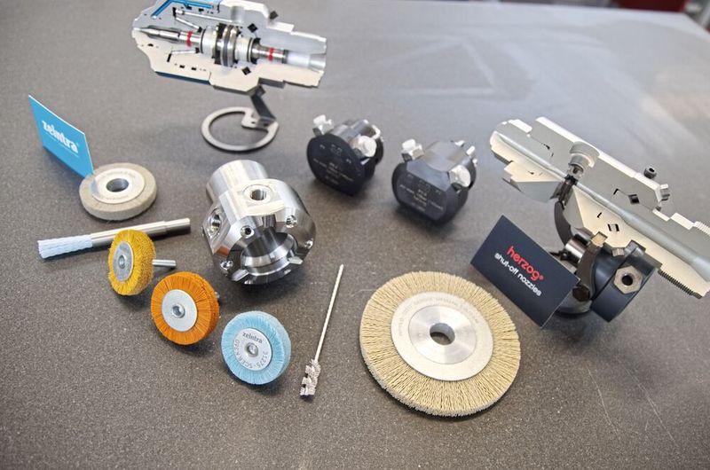 Nur ein kleiner Einblick in die mögliche Vielfalt der Zeintra-Bürsttechnologie. Die Form der Bürsten als auch die Filamente können höchst individuell an die Bearbeitungsaufgabe angepasst werden.  (Bild: Matthias Böhm)