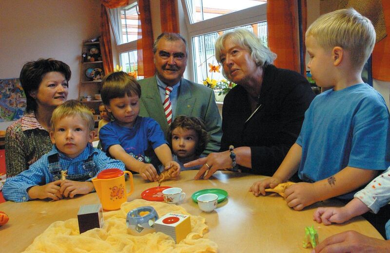 Renate Schmidt, Bundesministerin für Familie, Senioren, Frauen und Jugend (rechts im Bild) besuchte 2004 die Komsa-Kindertagesstätte Weltenbaum. (Archiv: Vogel Business Media)
