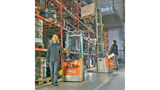 Ob beim Lasttransport in der Lagervorzone, bei der Be- und Entladung von Lkw oder der Bedienung von Regalen – die kompakten Mitgänger- und Mitfahrgeräte meistern Lager- und Transportaufgaben selbst auf engstem Raum. (Bild: Still)