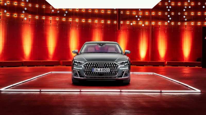 Die Frontpartie des neuen A8 wirkt vor allem wegen der neuen Grill-Architektur wuchtiger. (Bild: Audi)