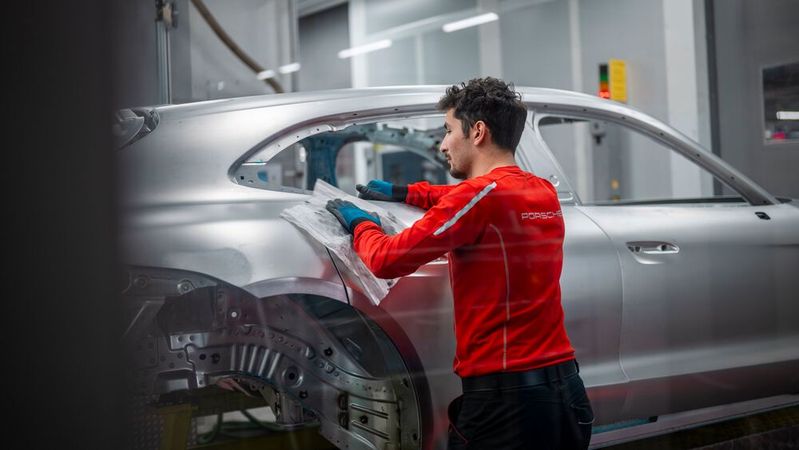 Porsche droht ein Produktionsstillstand bestimmter Modelle, weil Aluminium-Komponenten fehlen.(Bild:  Porsche)