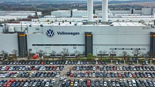 Der Volkswagenkonzern sucht nach Wegen in die Zukunft, während die Verkaufszahlen drastisch einbrechen. (Bild: Volkswagen AG)