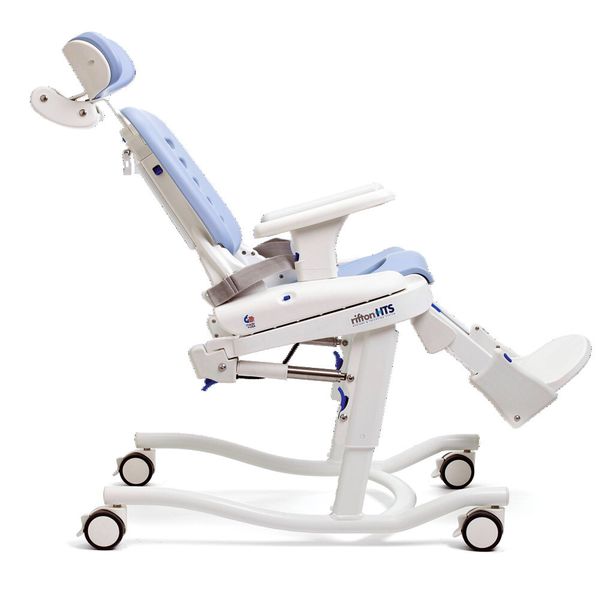 Tilt-in-Space-Funktion: Nach Maß gefertigte, blockierbare Gasfedern aus Edelstahl erlauben Neigungswinkel bis 15° nach vorne und hinten. Das erleichtert Pflegern die Arbeit. (Bild: Rifton Equipment)