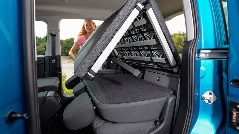 Das Bett ist aufklappbar. (Bild: VW)