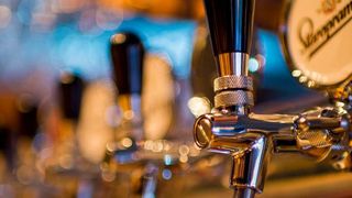 Hier wird noch "analog" gezapft. Doch mit der neuen Datacake-Lösung hält das IoT auch am Tresen Einzug.  (Bild: Pixabay)