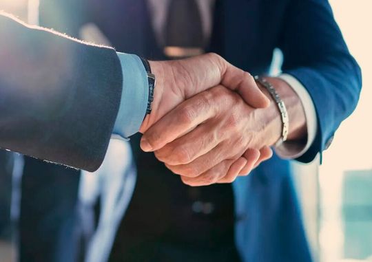 Hier hat das Verkaufsgespräch offensichtlich gut geklappt! Damit das noch häufiger passiert, hat EVO Informationssysteme die Funktionspalette seines CRM-Systems mit den passenden Features erweitert ...(Bild:  E. Speranza)