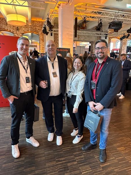 Damit kein Wort verloren geht, stellt sich Mihriban Dincel (IT-BUSINESS) auf ihre Zehenspitzen, so versteht sie (v. l.) David Birr (Markensturm), Oliver Gorges (ITscope) und Timo Kusian (Markensturm) besser. (Bild: Vogel IT-Medien GmbH)