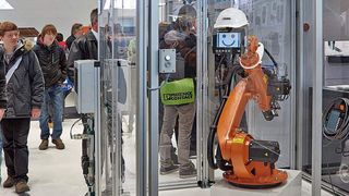 Hannover Messe: Eine Schülergruppe aus Ostwestfalen-Lippe besichtigt in Begleitung der Dualen Studenten von Phoenix Contact die Roboter-Applikation. Das Unternehmen hatte in diesem Jahr 800 Schüler der Region auf die Hannover Messe eingeladen. (Bild: Phoenix contact)