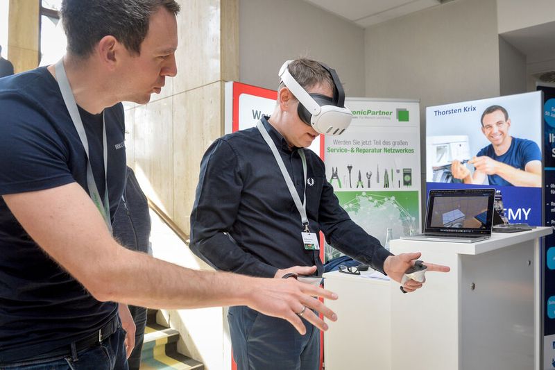 EP-Vorstand Matthias Assmann testet eine VR-Brille. (Bild: ElectronicPartner)