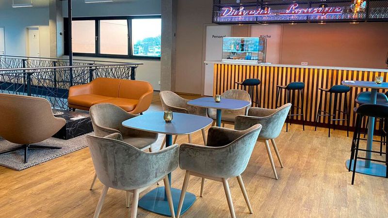 Das Café im ersten Stock lädt die Kunden zum Verweilen ein. (Bild: Koch-Gruppe)