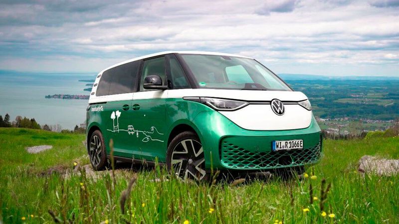 Roadsurfer baut zwei vollelektrische VW ID Buzz-Modelle zum Camper aus.(Bild:  Roadsurfer)