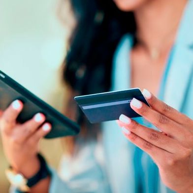Banking-Apps erfreuen sich wachsender Beliebtheit. Umso wichtiger ist es, dass sie für alle Menschen barrierefrei und uneingeschränkt bedienbar sind. (Bild: © peopleimages.com - stock.adobe.com)