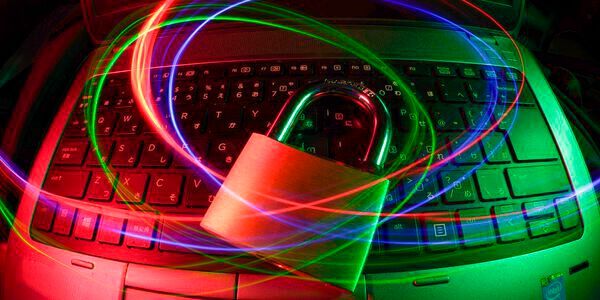 Cyber-Bedrohungen werden immer gravierender. Es stehen jedoch neue Technologien und Frameworks zur Verfügung, um sie abzuwehren. Hier zeigt die Umfrage, dass diese auch immer häufiger von Unternehmen genutzt werden.(Bild:  gemeinfrei / Unsplash)