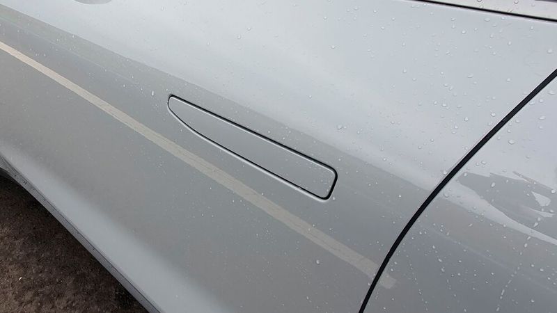 Versenkbare Türgriffe stehen im Verdacht, bei Unfällen zu versagen und das Öffnen der Türen nicht mehr möglich zu machen.(Bild:  Mauritz – VCG)