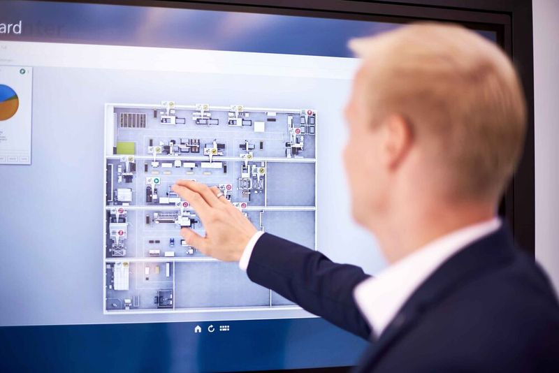 Die Mitarbeiter werden von Assistenzsystemen unterstützt, eine Software erlaubt die Fabriküberwachung per Tablet, Smartphone oder Smartwatch. (Bild: Trumpf Group)