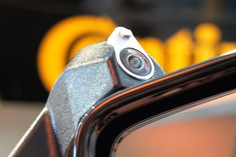 Damit Kameras von Fahrerassistenzsystemen immer sauber sind, erhalten optische Sensoren künftig eigene Waschdüsen (oberhalb). (Jan Rosenow)