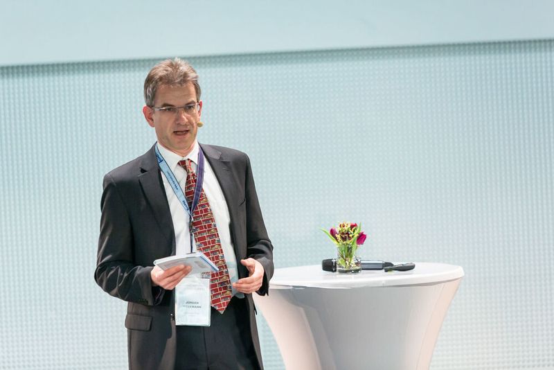 Jürgen Wesemann, Ford Research & Advanced Engineering Europe, moderierte die Session. (Stefan Bausewein)