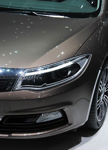 Das Tagfahrlicht besteht aus horizontal angeordneten, von LED-Einheiten gespeisten Lichtbalken am oberen Rand der Scheinwerfereinheiten. (Foto: Baeuchle)