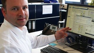 Stefan Silberhorn erläutert die Benutzeroberfläche der Software HS-Kalk/TK bei der technischen Kalkulation eines Zylinders. (Bild: give4pr)