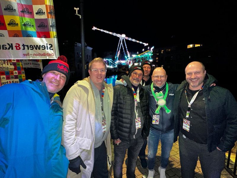 Zu später Stunde geht diese Truppe nochmal alleine los, (v. l.) Philip Bakhramov und Patrick Vogel (NZXT), Armin Muckenauer (S&K), Maciej Wieczorek (ZOTAC) und Thomas Pannenbecker (ASUS). (Bild: Vogel IT-Medien)