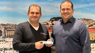 Ralph Schroers (l.), Project & Sales Manager Fleet Manheim Express, und Daniel Watschinger (r.), Senior Sales Manager Aviloo, freuen sich, den Zukauf von gebrauchten E-Fahrzeugen verlässlicher zu machen. (Bild: Manheim Express)