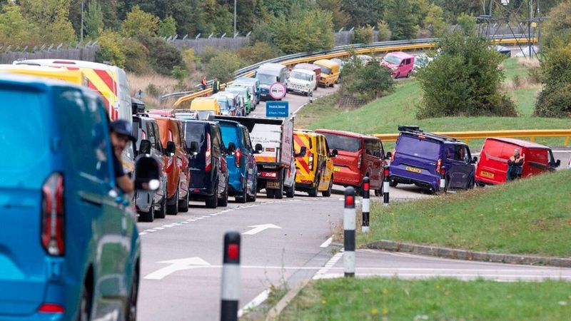 Transits so weit das Auge reicht: Der beeindruckende Konvoi fuhr zum Transit-Festival. (Bild: Ford)