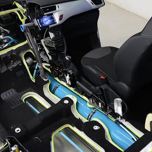 ... verzögert die Hydraulikpumpe das Fahrzeug. Parallel fließt Öl in den Druckspeicher und verdichtet dort Stickstoff. Die so gespeicherte kinetische Energie lässt sich später auf umgekehrtem Weg nutzen:(Foto:  Peugeot)