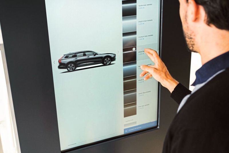 Die Besucher können ihr Wunschauto direkt konfigurieren und es sich in Lebensgröße anschauen. (Volvo)